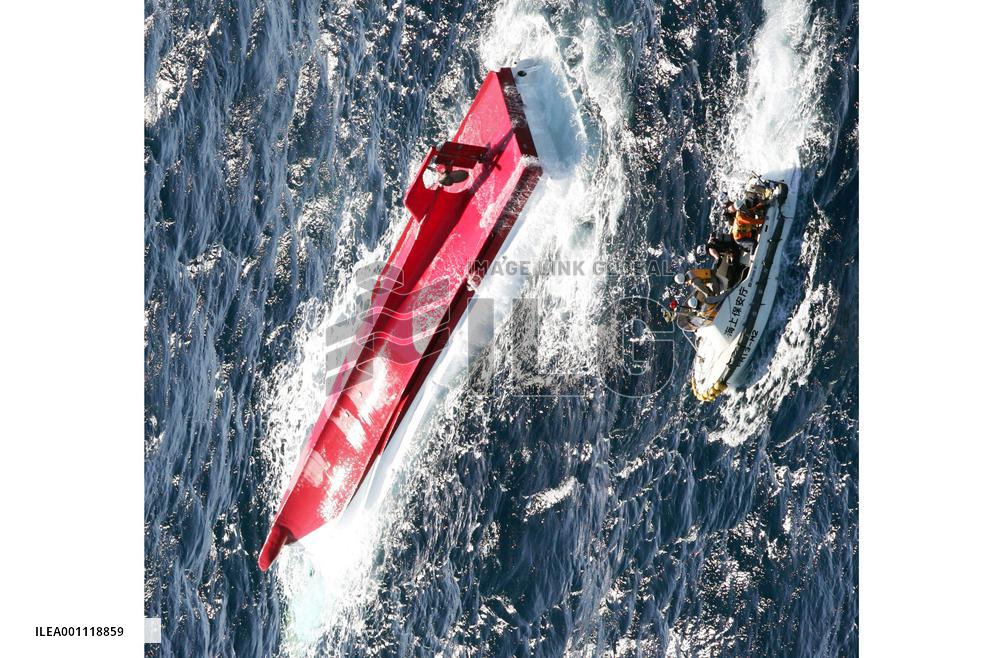 Leisure fishing boat overturns off Shizuoka, 1 dead, 5 missing