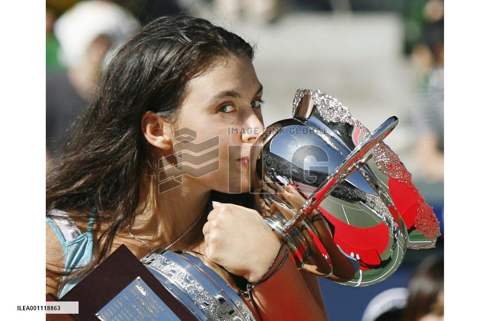 Bartoli wins women's singles at Japan Open