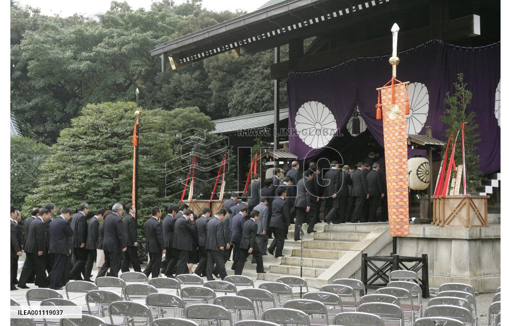 84 lawmakers visit Yasukuni Shrine