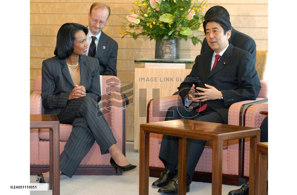 Rice meets with Abe