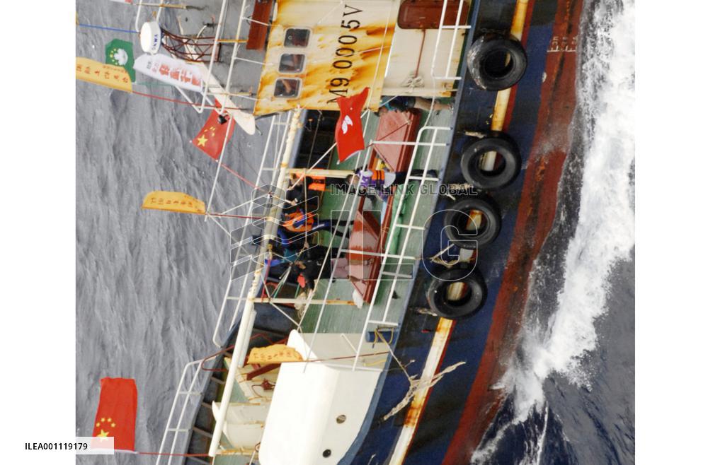 H.K. activists' boat turns around to move away from isles