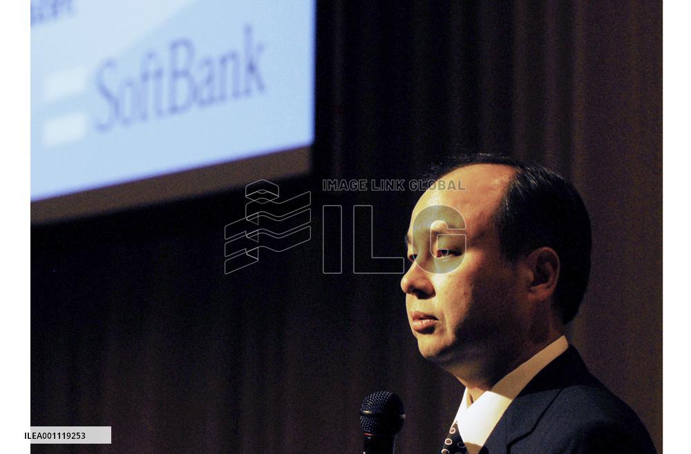 Softbank's head apologizes for mobile number portability fiasco