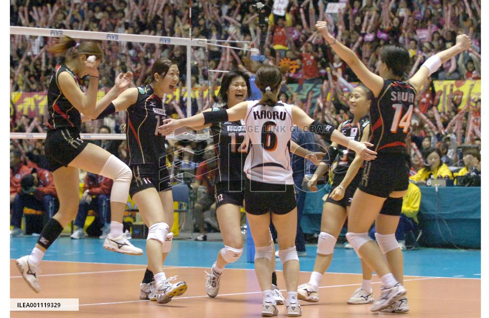 Japan holds off S. Korea to book 2nd-round berth