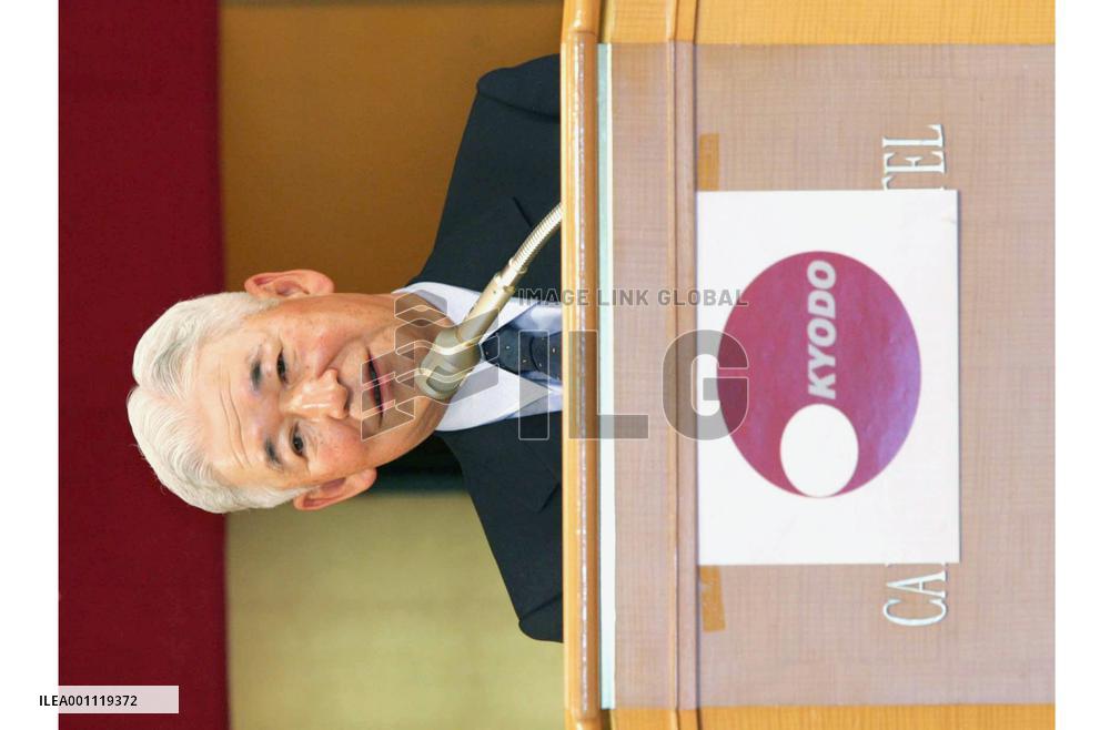 BOJ's Fukui suggests gradual rate hikes to avert hard landing