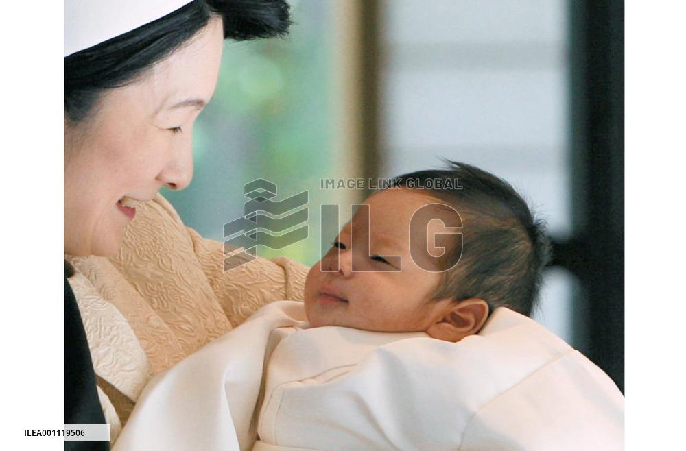 Baby Prince Hisahito visits shrine at Imperial Palace