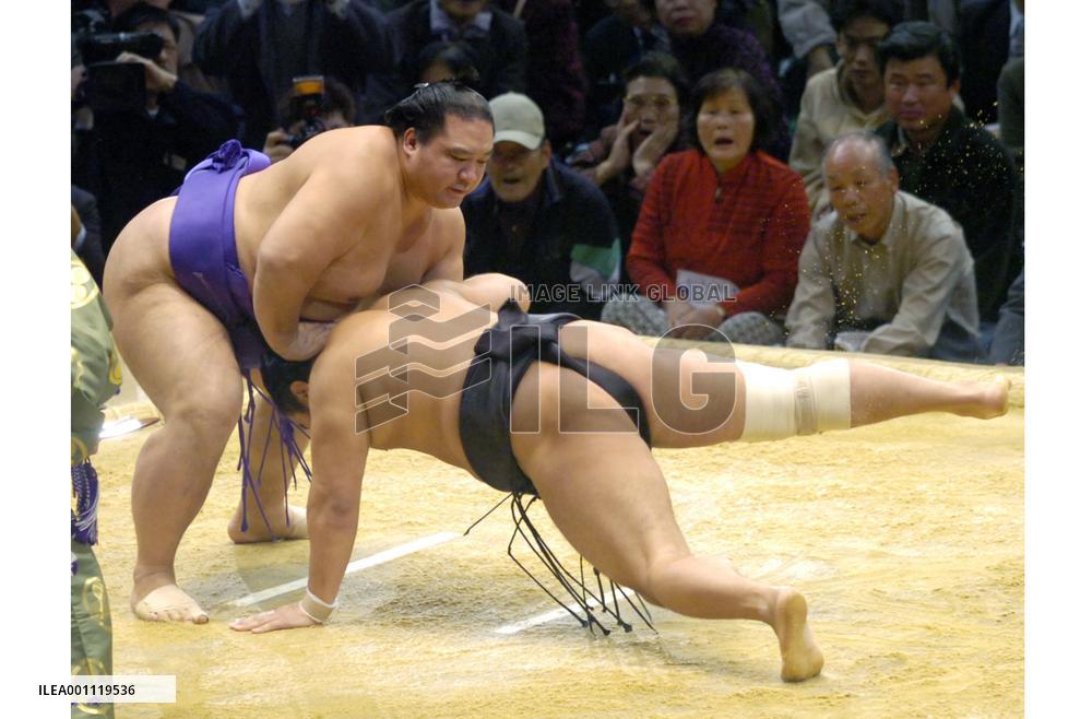 Kaio marks 4th win at Kyushu sumo tourney