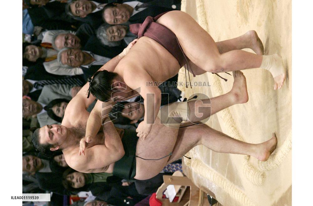 Kotooshu loses to Futeno at Kyushu sumo tourney