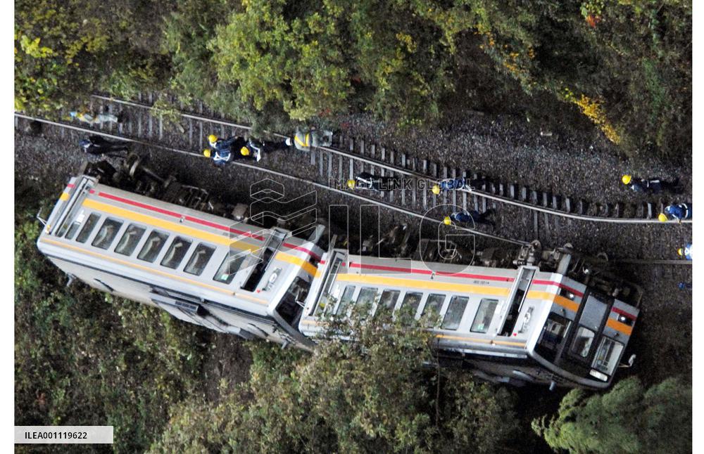 26 injured in train derailment in Okayana Pref.