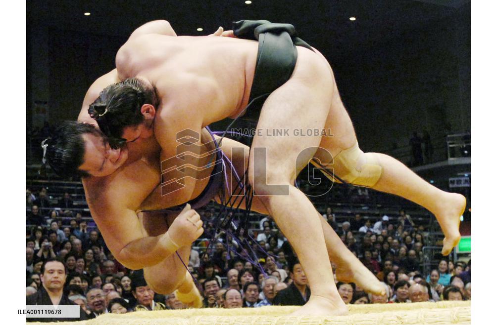 Kotooshu beats Kaio at Kyushu sumo tournament