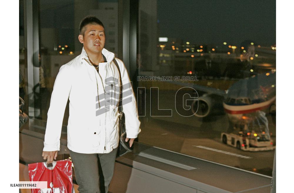 Matsuzaka return home from brief visit to U.S.