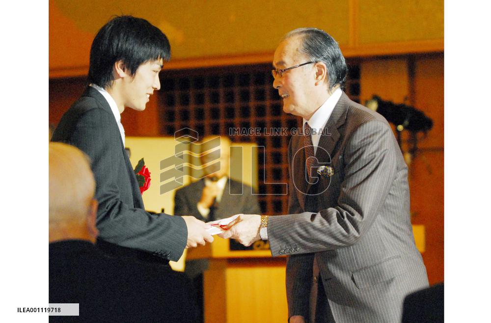 Former Yomiuri manager Nagashima attends award ceremony