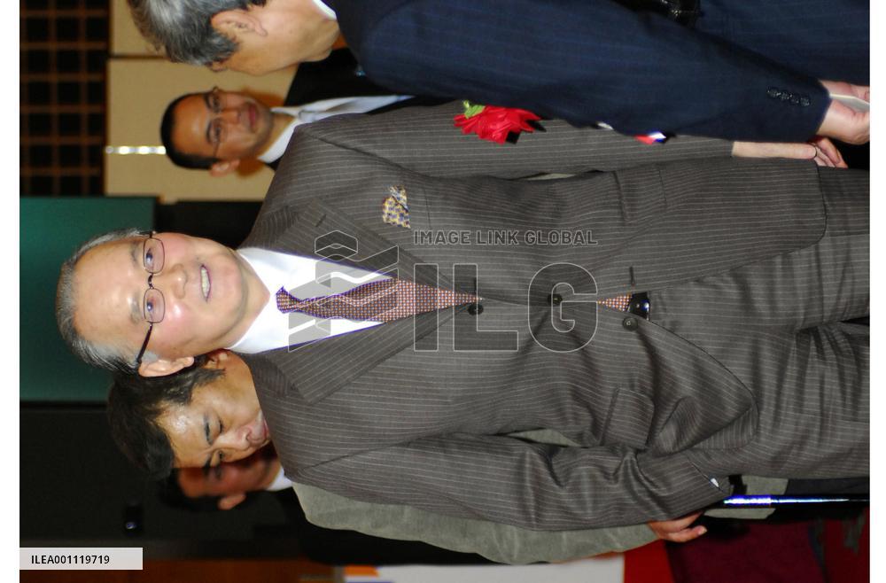 Former Yomiuri manager Nagashima attends award ceremony