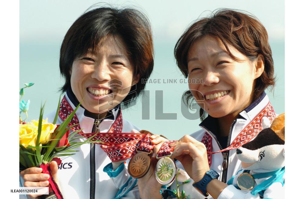 China's Zhou blows away field to claim marathon gold