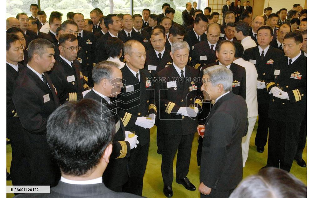 Emperor, empress meet with SDF personnel