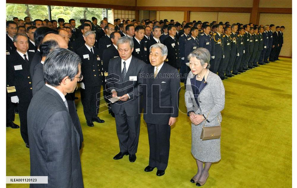 Emperor, empress meet with SDF personnel