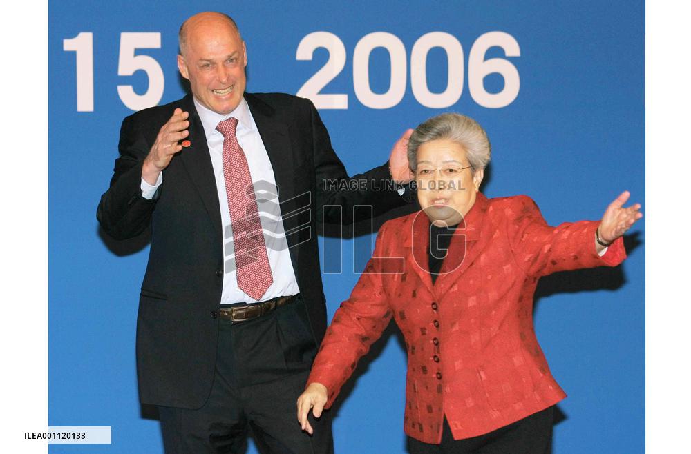 China, U.S. deliver tough messages at start of economic talks