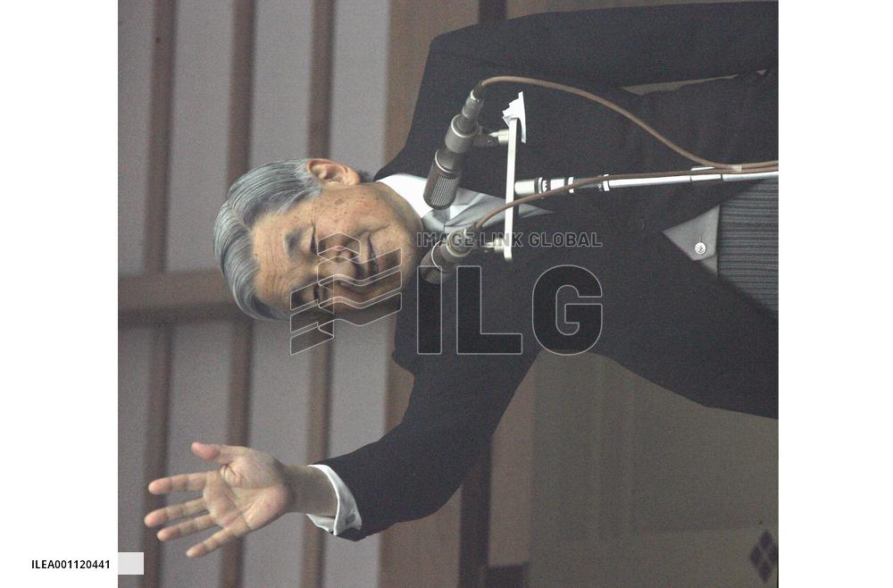 Emperor prays for happiness, peace before well-wishers