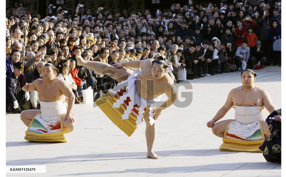 Asashoryu performs dedicational sumo rites at Meiji Jingu