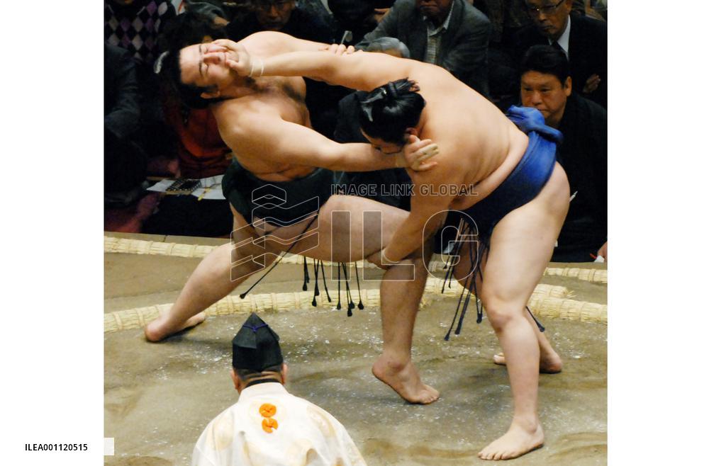 Ozeki Kotooshu beaten by Tokitenku at New Year sumo