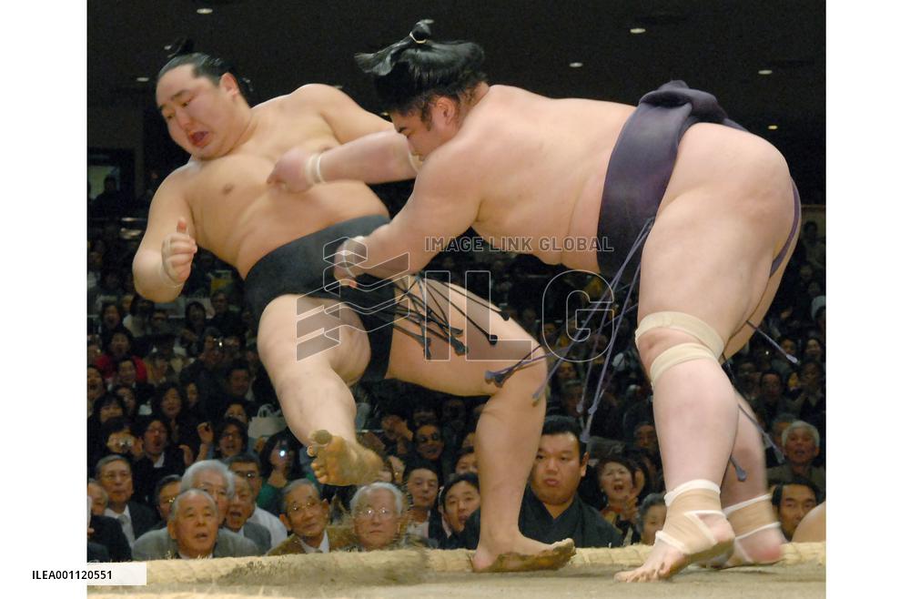Sumo: Dejima ends Asa's winning streak at New Year sumo