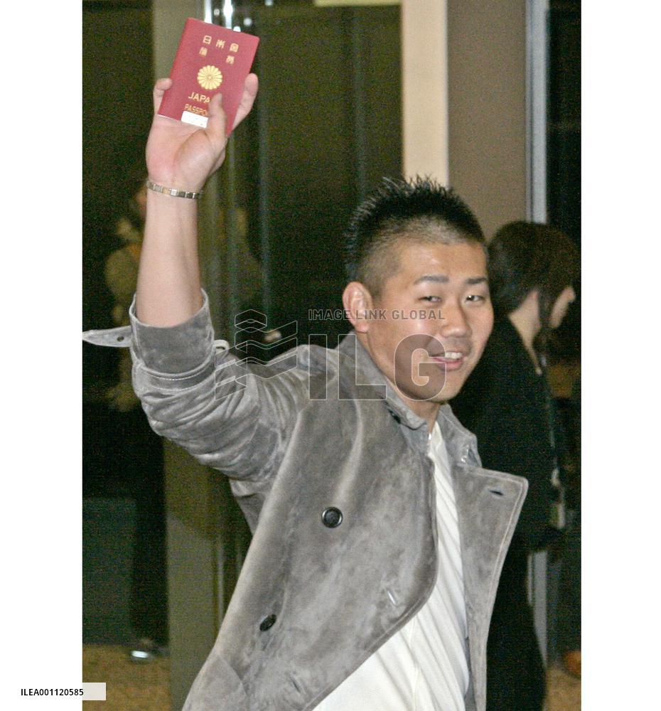 Matsuzaka leaves for U.S.