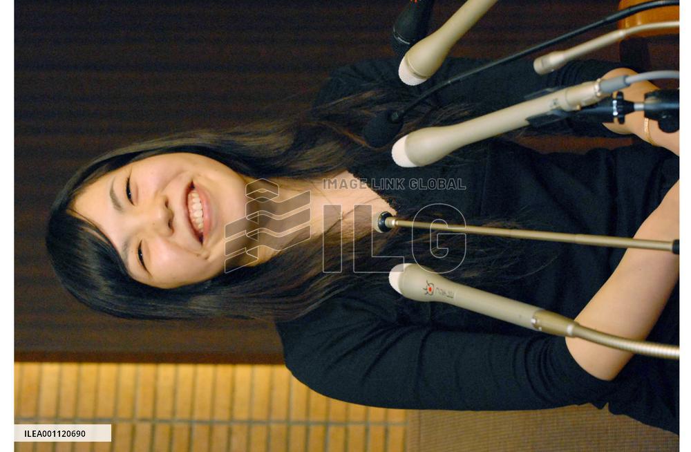 Aoyama receives 136th Akutagawa Award