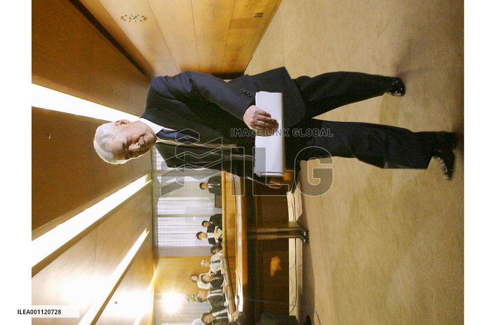 BOJ chief Fukui denies political pressure in rate decision