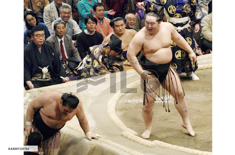 Asashoryu clinches 20th title at New Year sumo
