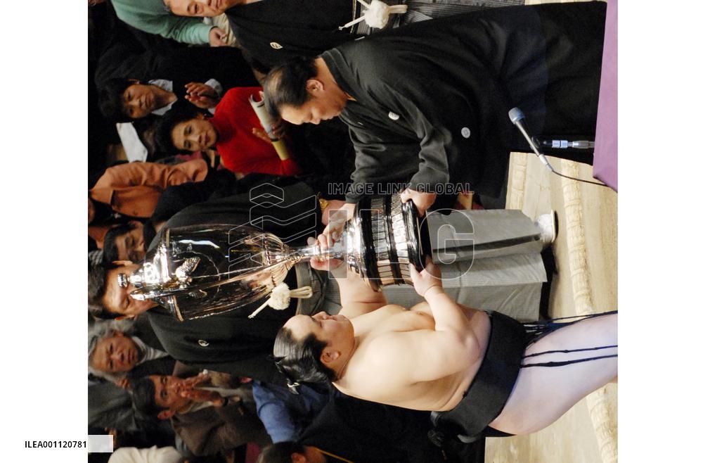 Asashoryu wraps up New Year sumo on winning note