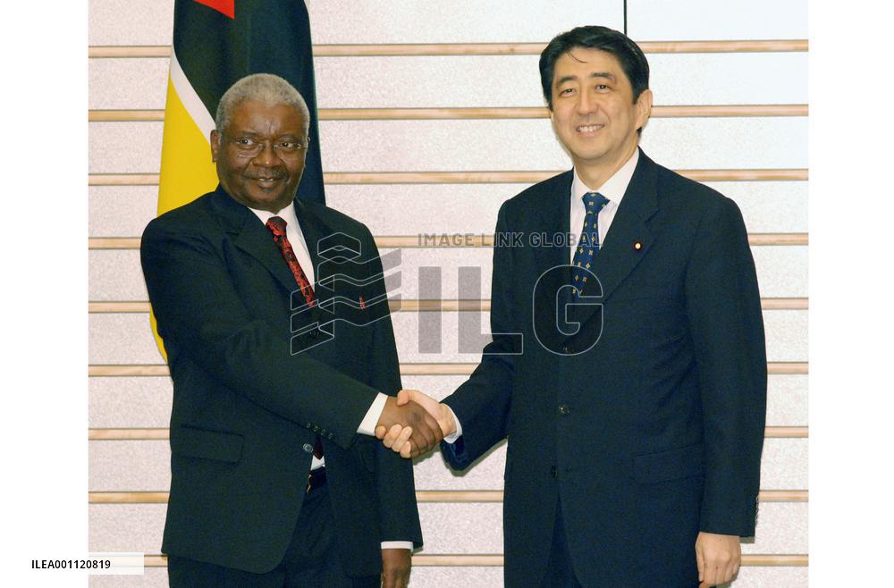 Mozambican president meets with Abe