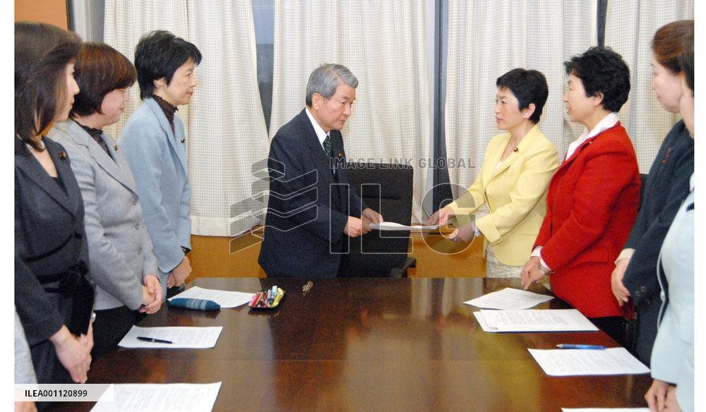 Women lawmakers protest at health minister's comment on women