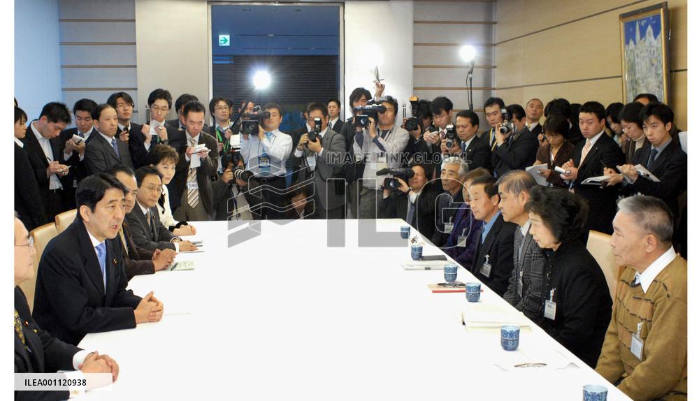Abe meets war-displaced Japanese to explain new support measures