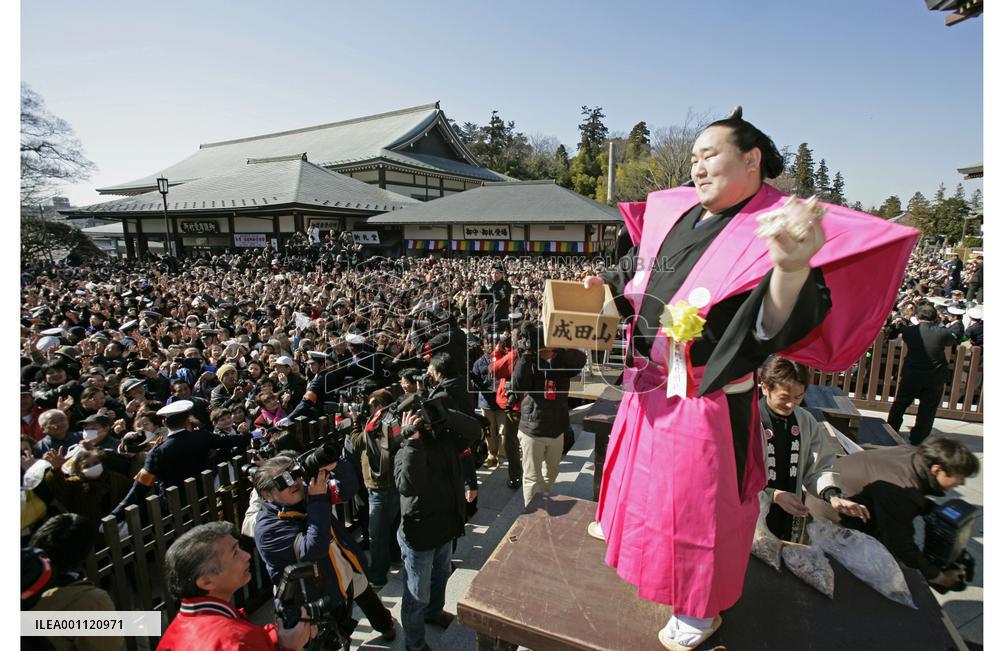 Asashoryu joins 'setsubun' event at Shinshoji Temple