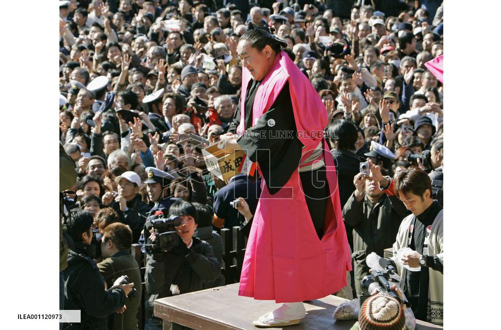 Asashoryu joins 'setsubun' event at Shinshoji Temple
