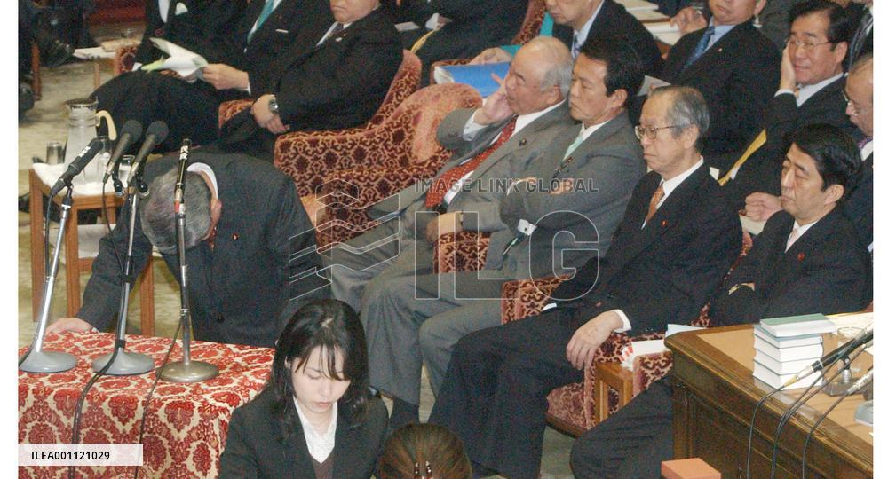 Yanagisawa apologizes for remark on women but refuses to resign