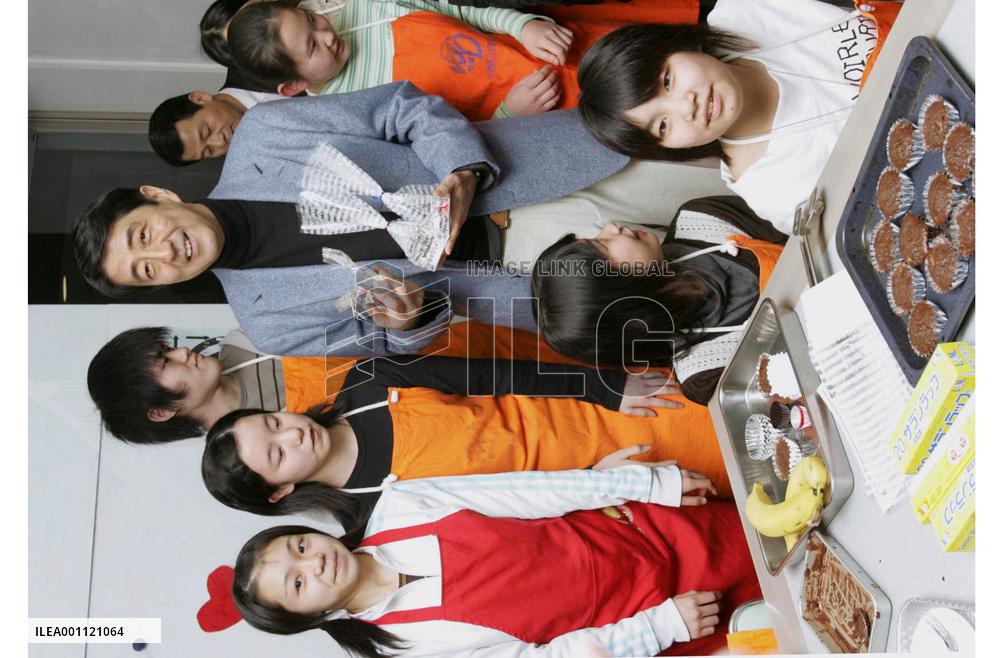 Abe visits youth center in Tokyo