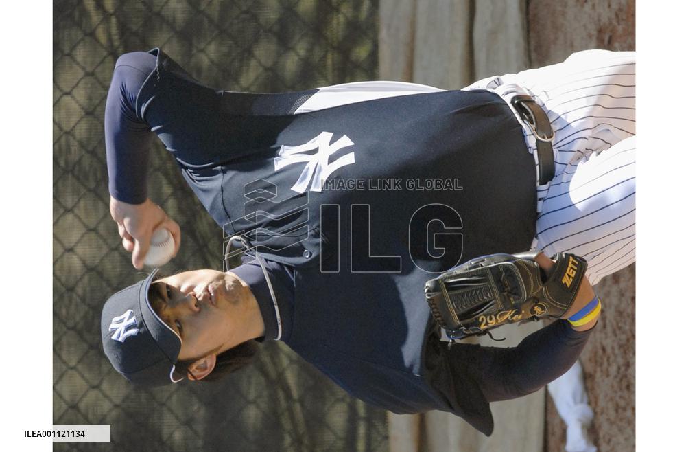 Yankees' Igawa practices throwing in spring camp