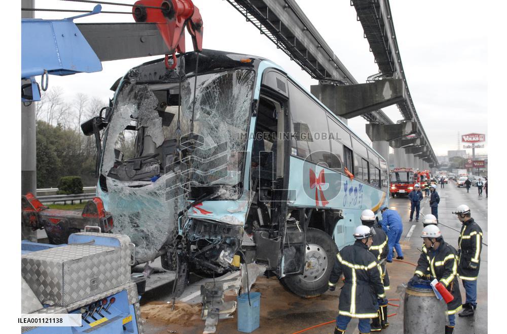 16-yr-old tour escort dies in Osaka bus accident