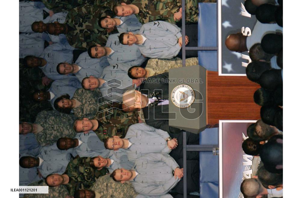 Cheney visits U.S. Navy base in Yokosuka