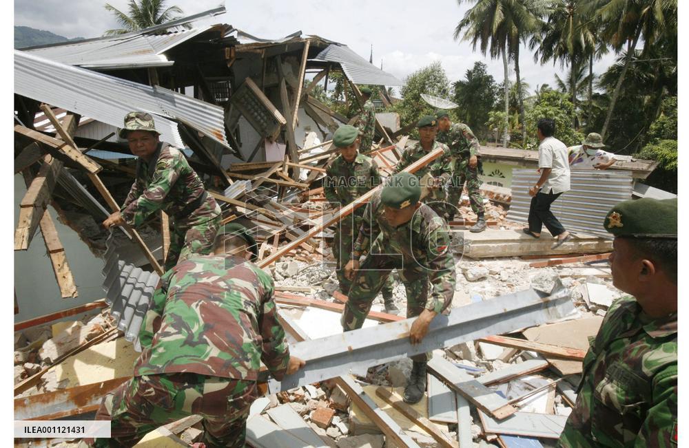 Photos from quake-hit Sumatra