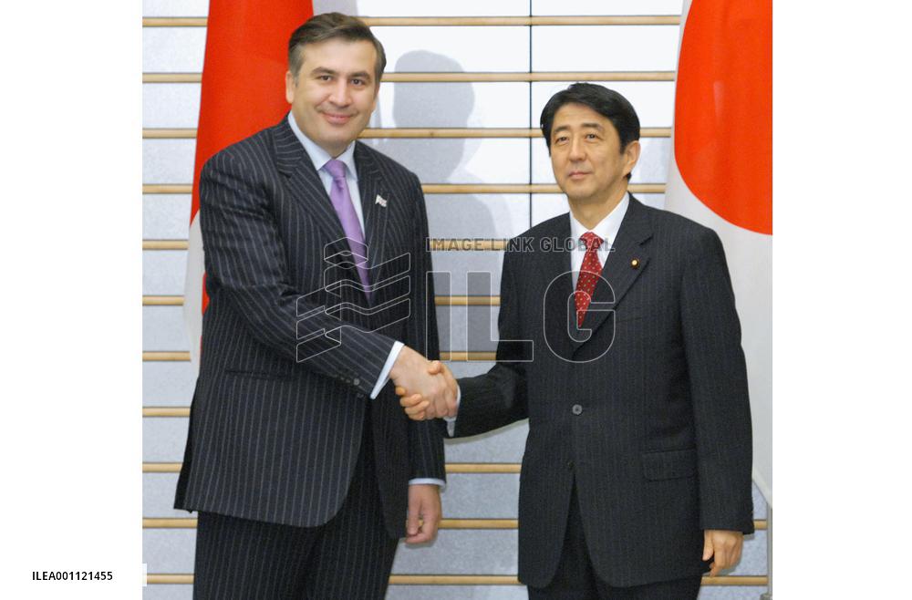 Georgian President Mikhail Saakashivili talks with Abe