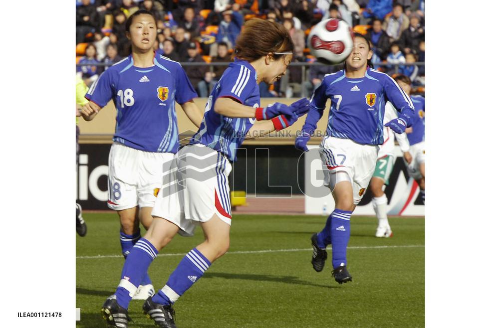 Japan down Mexico to boost World Cup hopes