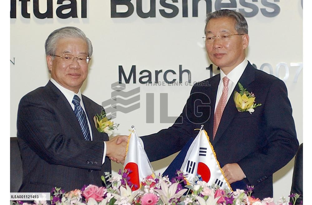Sumitomo Mitsui, S. Korea's Kookmin sign tie-up deal