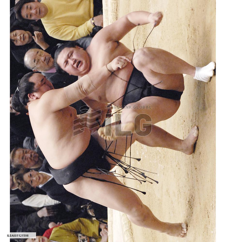 Asashoryu outfoxes Kyokutenho, heating up at spring sumo