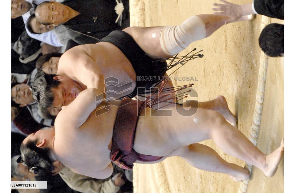 Tochiazuma beats Kisenosato at spring sumo