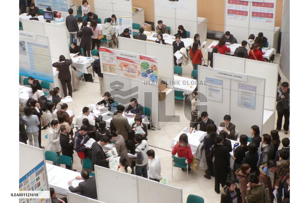 Chinese students seeking jobs at Japanese firms