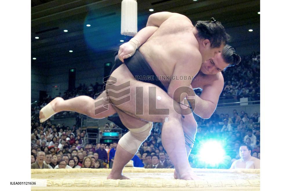 Tochiazuma toppled for first defeat by Kotooshu