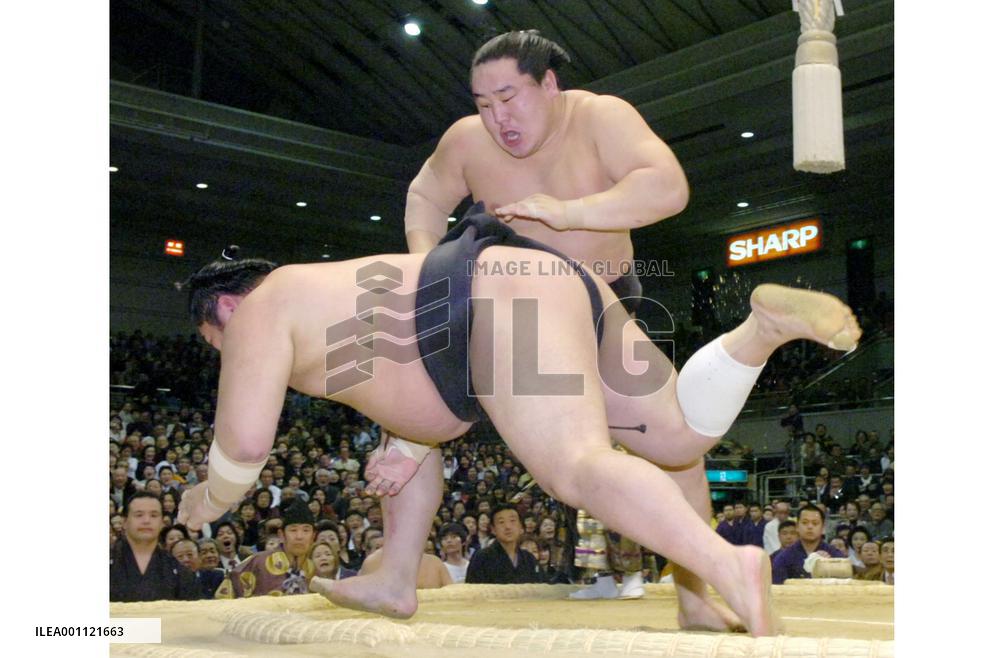Hakuho stays in front, Asa still chasing at spring sumo