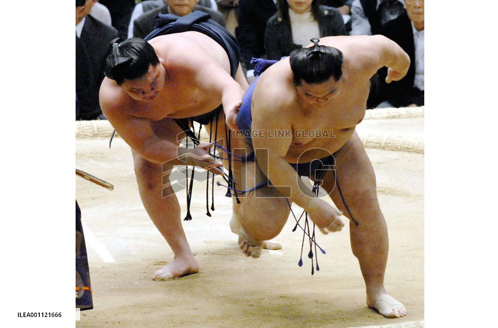 Hakuho stays in front at spring sumo