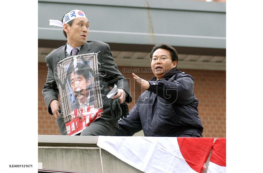 Korean protester climbs onto guard house roof at Japan Embassy